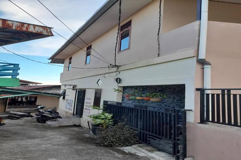 SPOT ON 91616 Kharisma Guest House