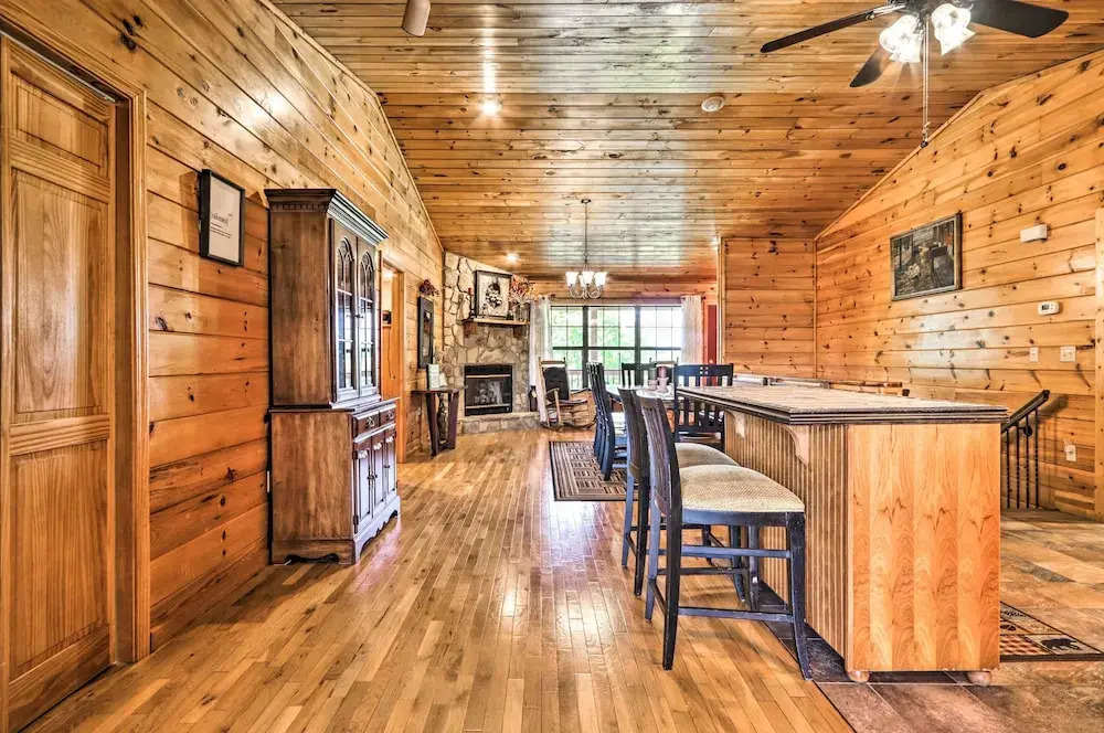 Log Cabin w/ Deck & Hot Tub: 5 Mi to Dollywood!