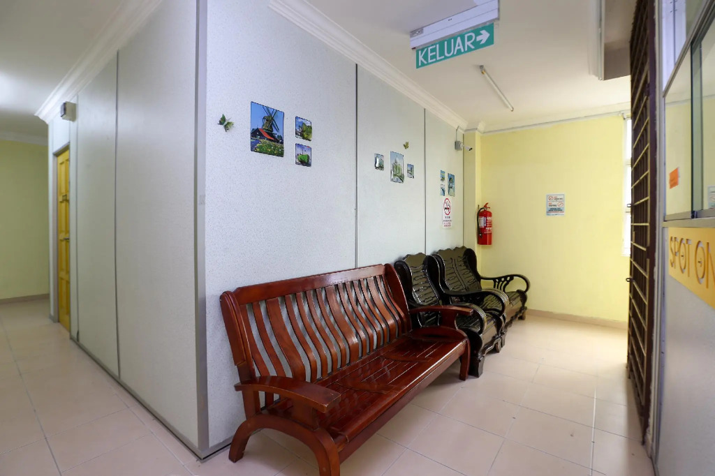 SPOT ON 89857 Azra Inn Rumah Tumpangan