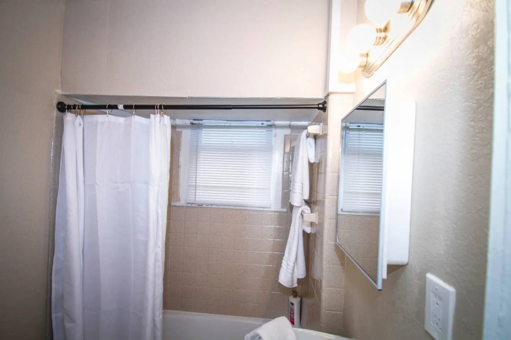 Virginia #A Cozy 2BA/1BA near Downtown Sleeps 8