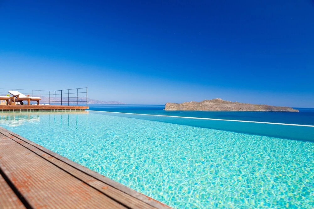 Mountainside Villa w Pool gym 500m to the Beach