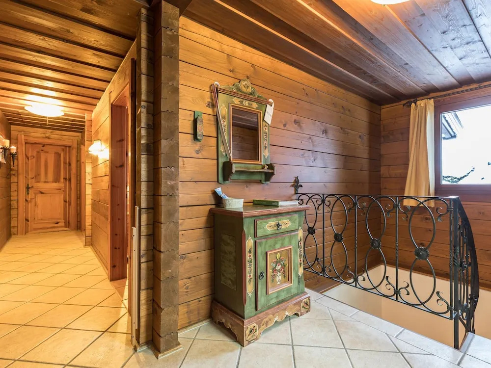 Spacious Chalet With Terrace, Fireplace, Ski Storage, Garden