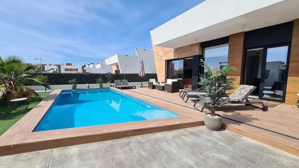 Luxury Villa for 6 Guests With Terrace