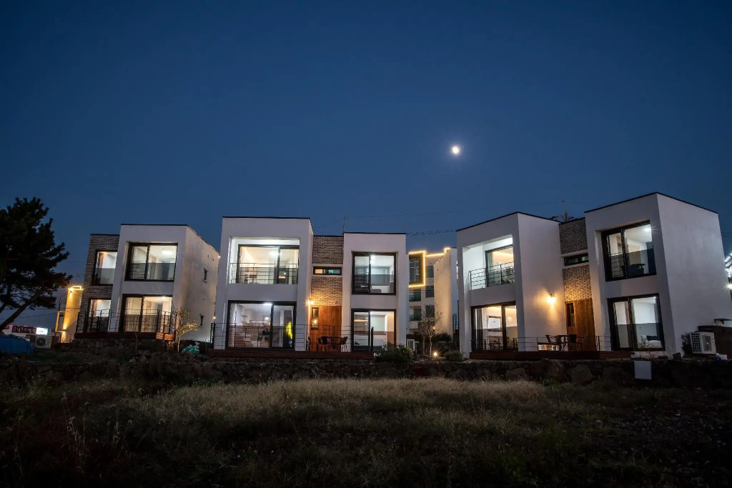 Aewol Bada Town House
