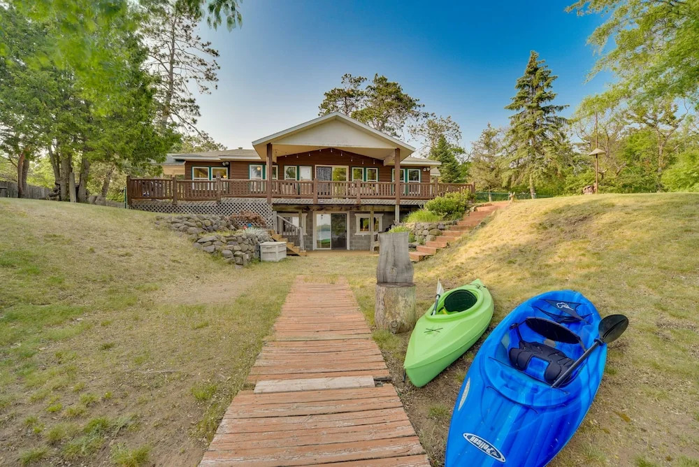 Lakefront Wisconsin Home - Deck, Fire Pit & Kayaks