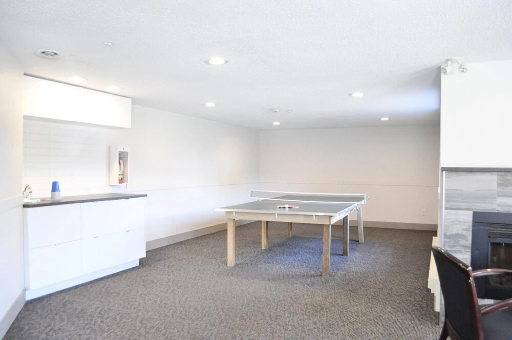 Large 2-bedroom Whistler Condo for up to 6 People w Swimming Pool hot tub