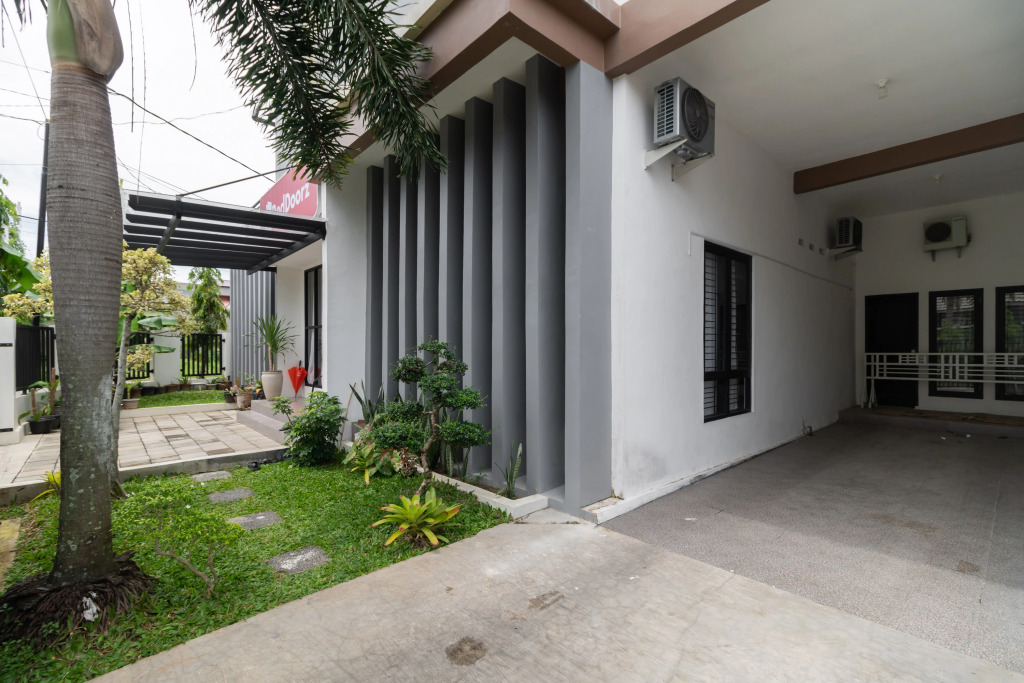 RedDoorz Syariah at Jalan Andalas Padang