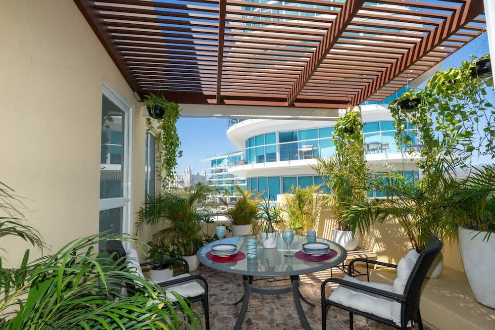 Sleeps 6 Views Beach 1 Block Gated