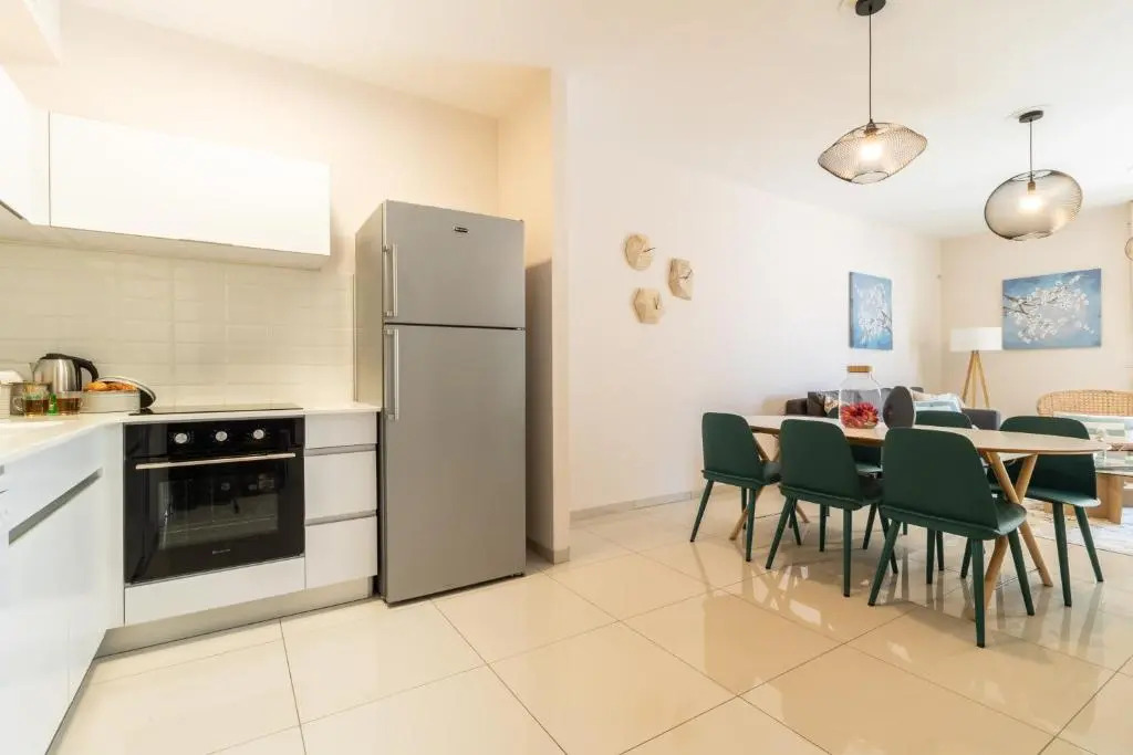 Luxury One-Bedroom Apartment/parking in city center
