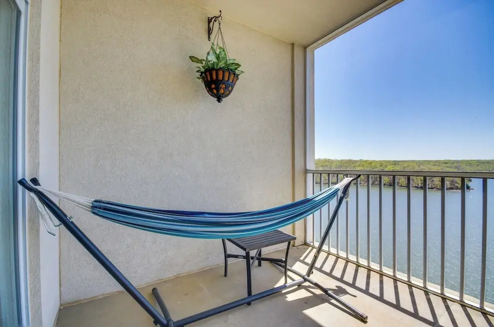 Lakefront Osage Beach Condo: Balcony & Pool Access