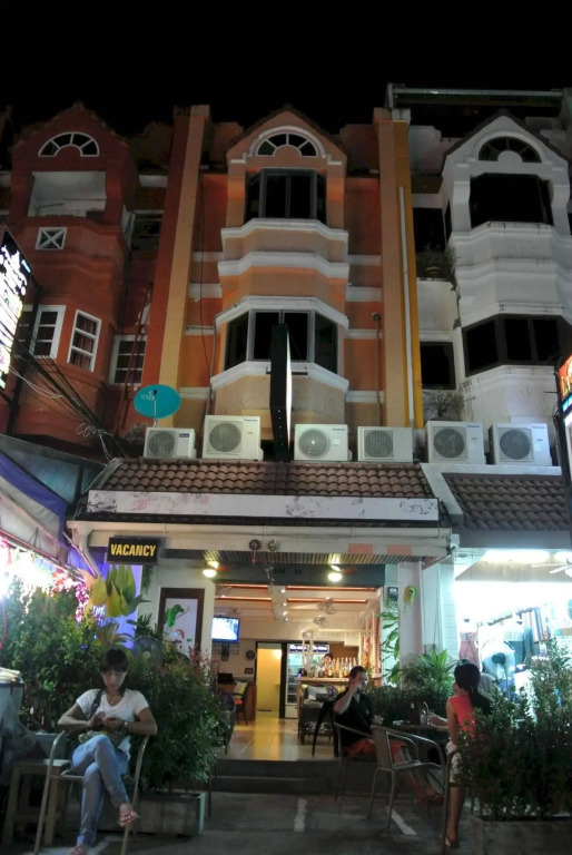 Karon Sunshine Guesthouse & Bar