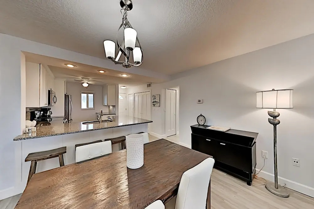 Modern Ocean Tennis & Racquet Club W/ Pools 2 Bedroom Condo