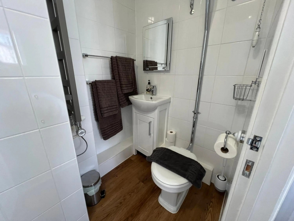 Beautiful 2b Apt in the Heart of Glastonbury.