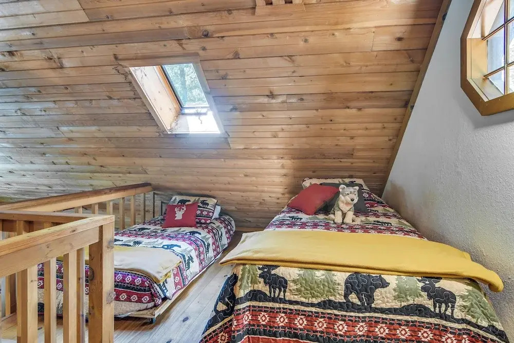 3 Mi to Table Rock Lake: Cabin w/ Fire Pit!