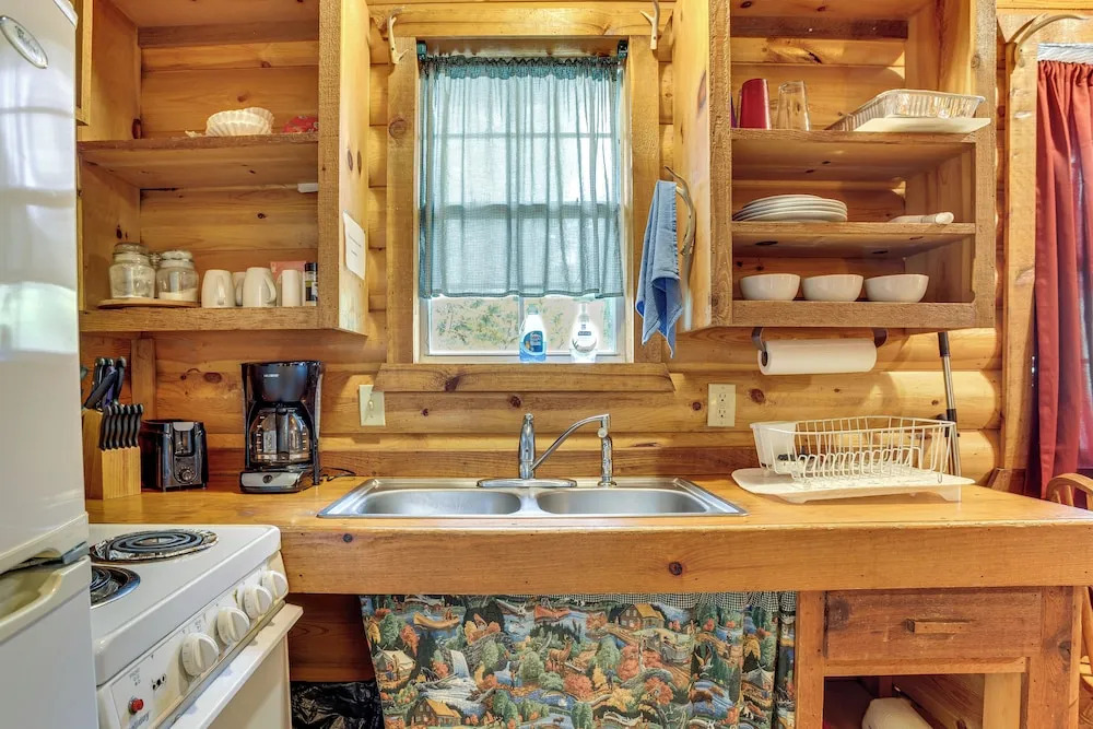 'cedar Falls Cabin 4': Nestled by Honey Creek