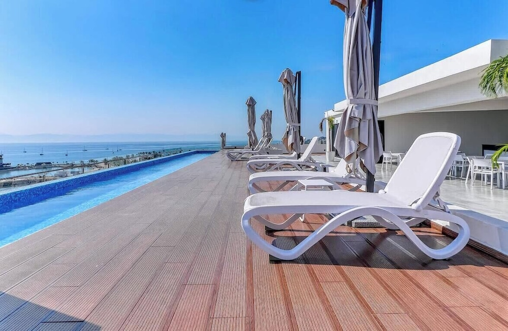 Luxury Oceanfront 3 BR Condo With Balcony
