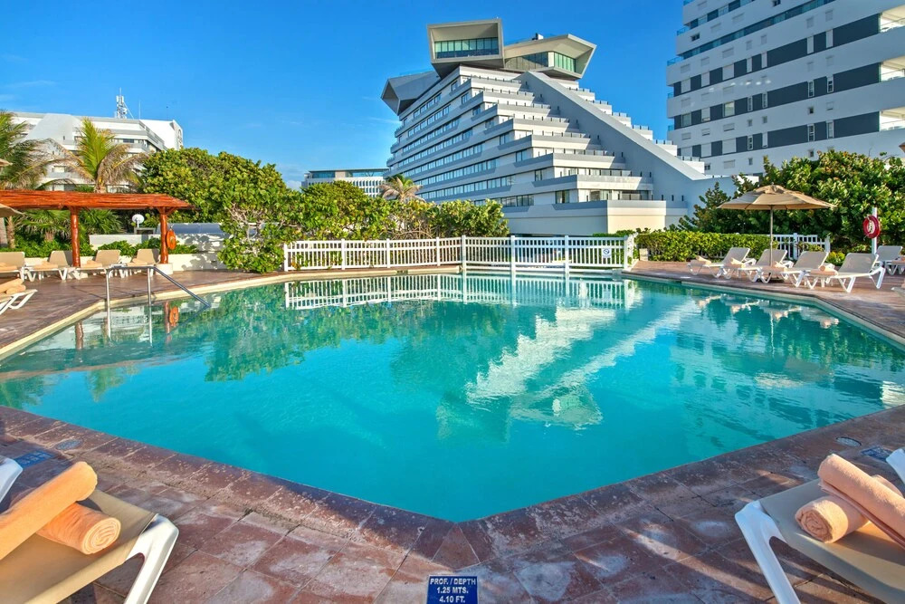 State of the Art Condos en la mejor Playa de Cancun frente a PLAZA LA ISLA