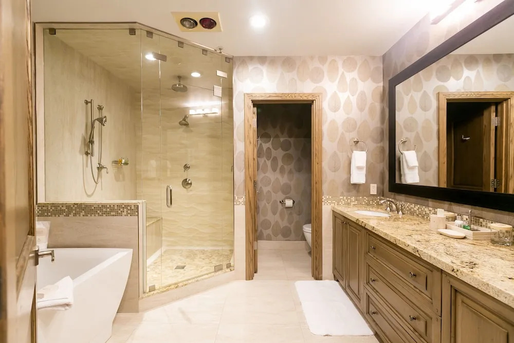 Premium Luxury Three Bedroom Suite with Two Hot Tubs