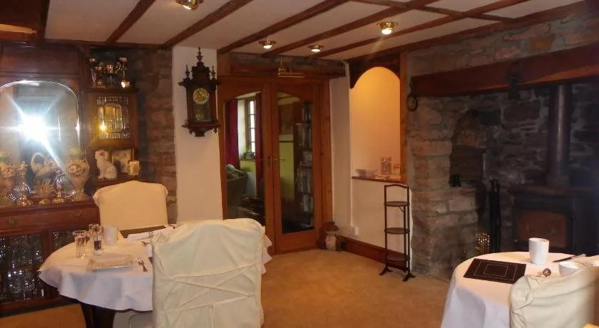 The Dainty Den, Headgate Farm