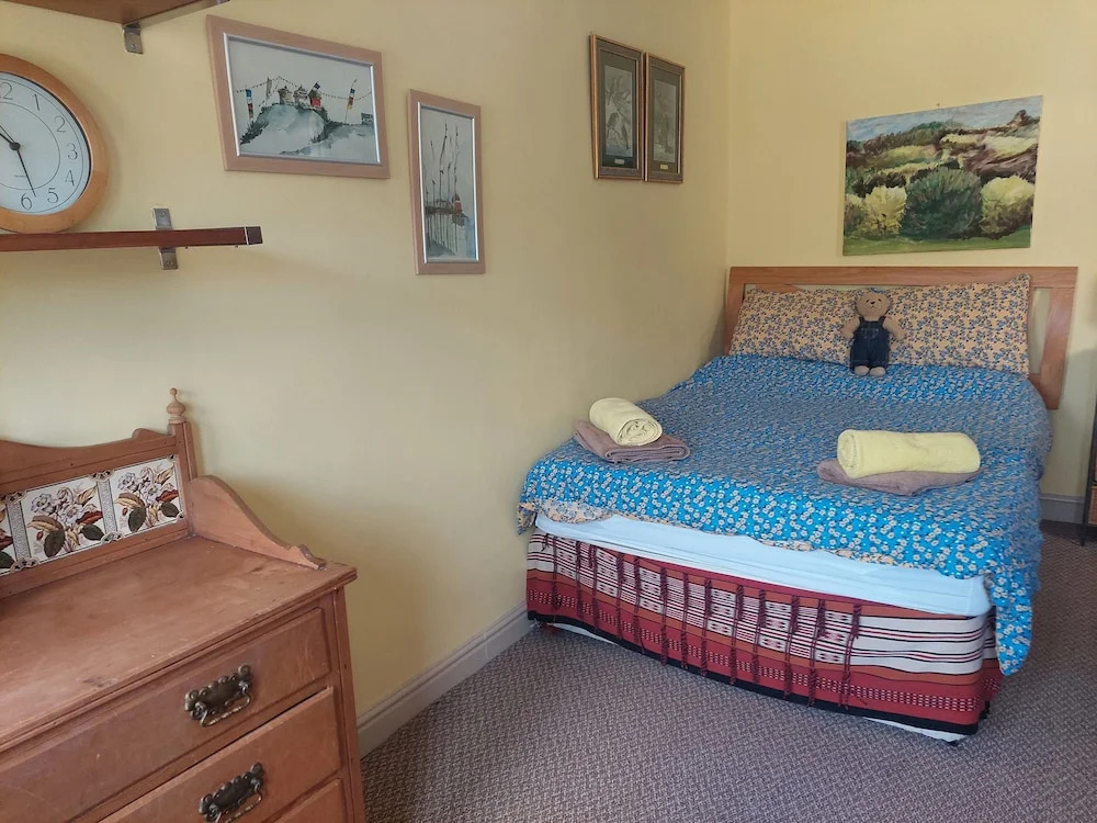 2 Bed Cottage - Sleeps 4 - Pets - Parking