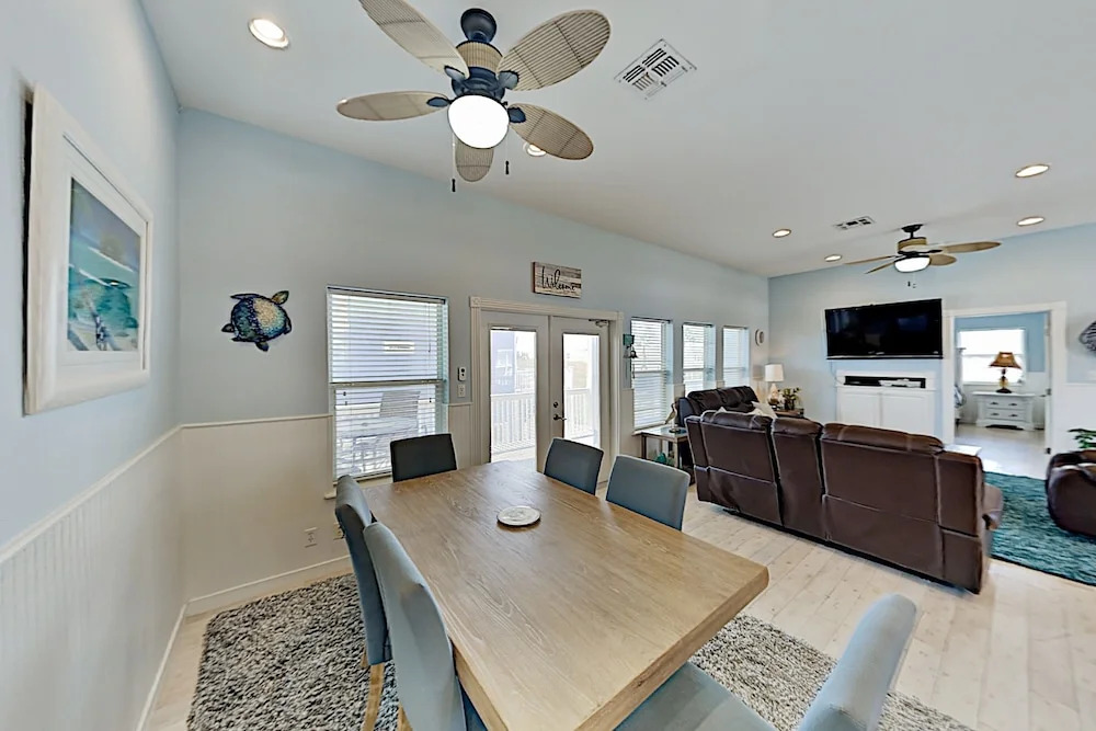 Great Home Located In A Wonderful Community In Royal Sands 5 Bedroom Home