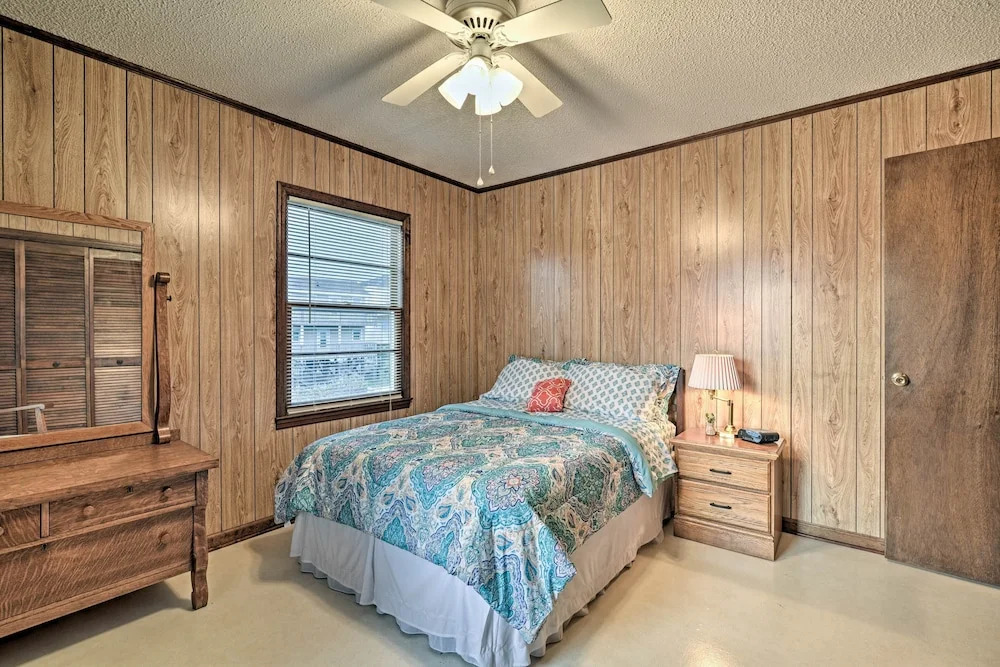 Pet-friendly Second Row House Steps to Beach!