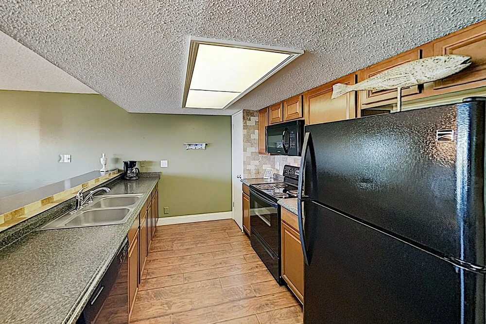 New Listing! Walkable Beachside W/ Pool 3 Bedroom Condo