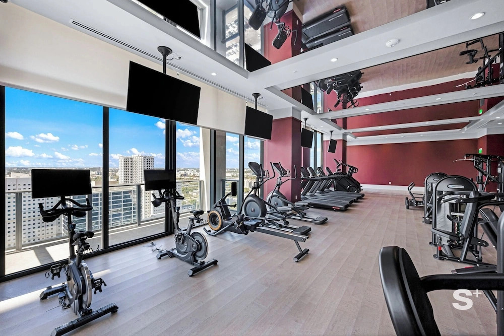 Modern Condo in DTW Miami - Gym & Pool