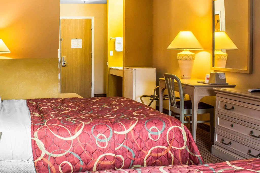 Econo Lodge Inn & Suites Walnut