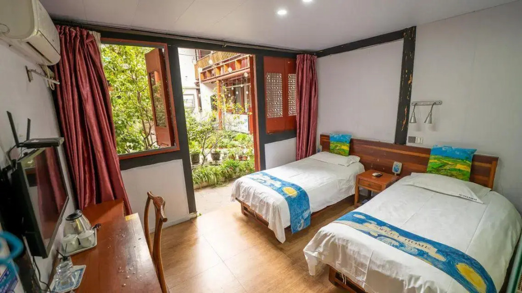 Shaoxing Laotaimen Luxun Native Place Youth Hostel