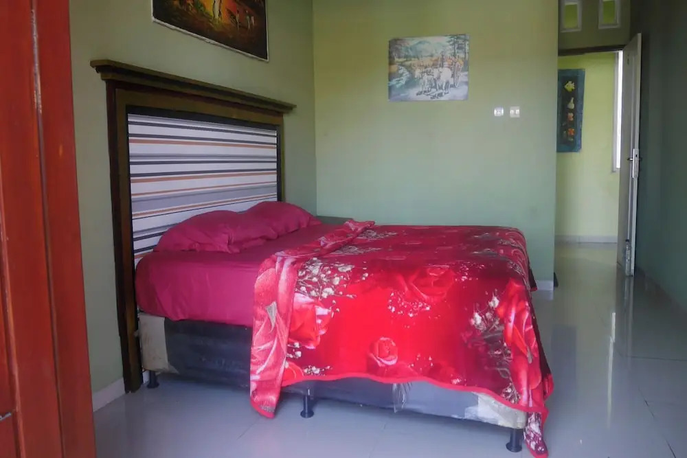 OYO Life 90646 Villa Karsinem Pasuruan
