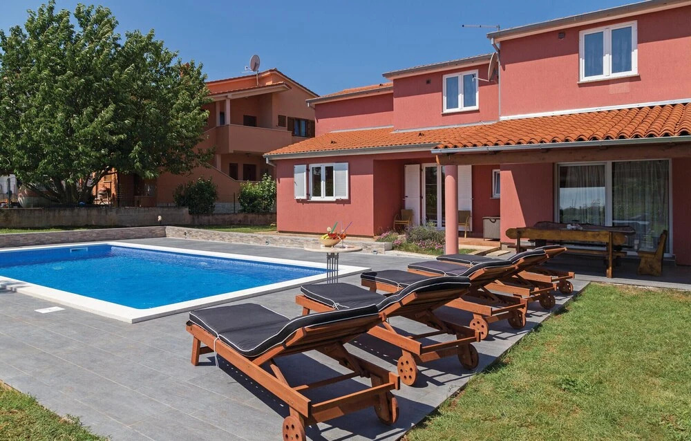 Five-Bedroom Holiday Home In Fazana