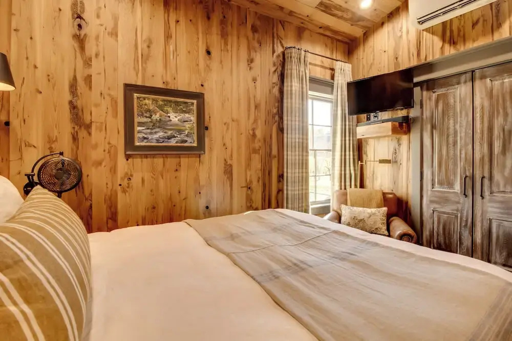 Walk to White River: Cozy Escape w/ Screened Porch