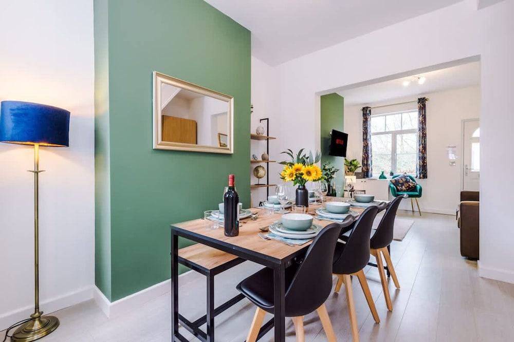 Stunning 3-bed House Amazing Location Sleeps 5