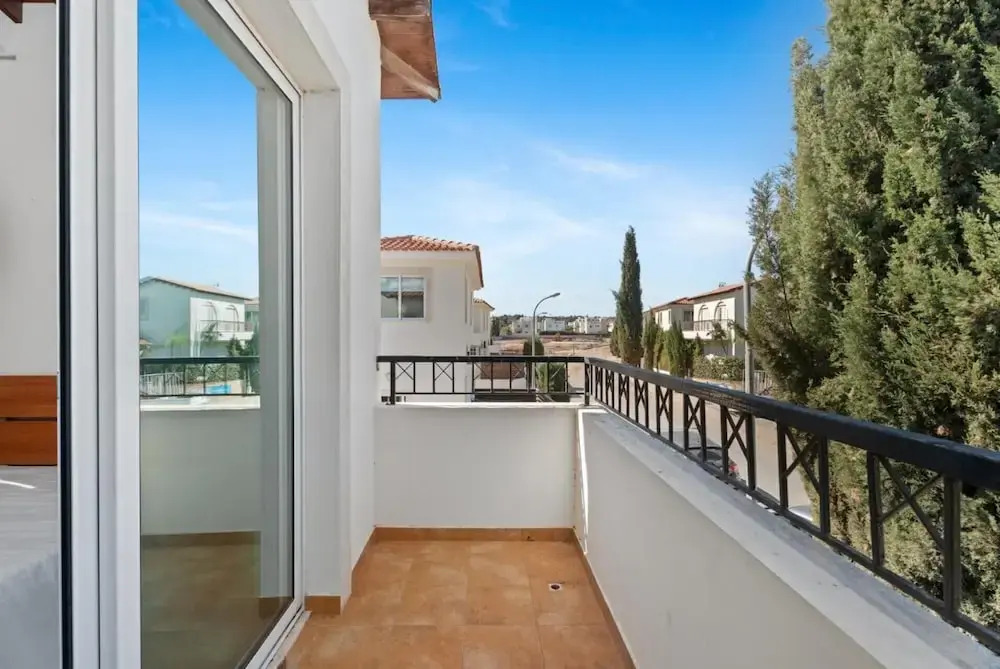 2 bed - Sleeps 6 - Private Pool - 5 Min To Beach