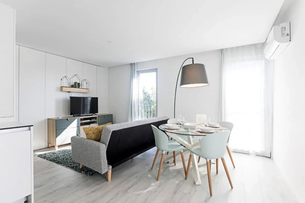 Stylish Flat W/ Gym & Parking by LovelyStay