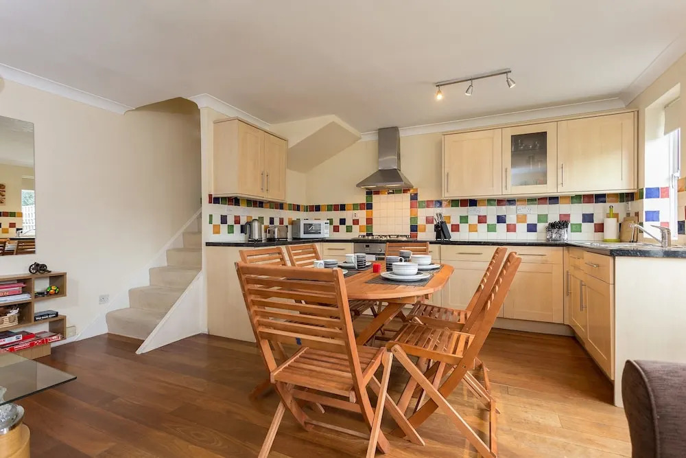 2 Bedroom House Near Wapping Station