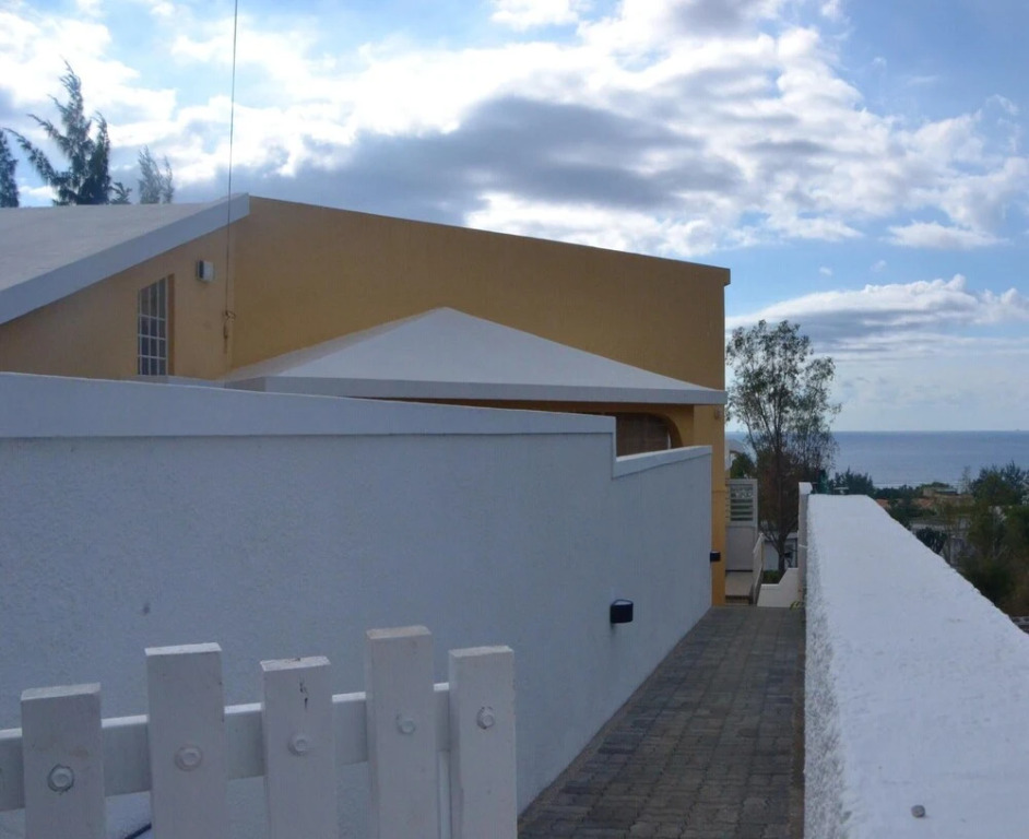 Studio in Black River, With Shared Pool, Enclosed Garden and Wifi - 1 km From the Beach