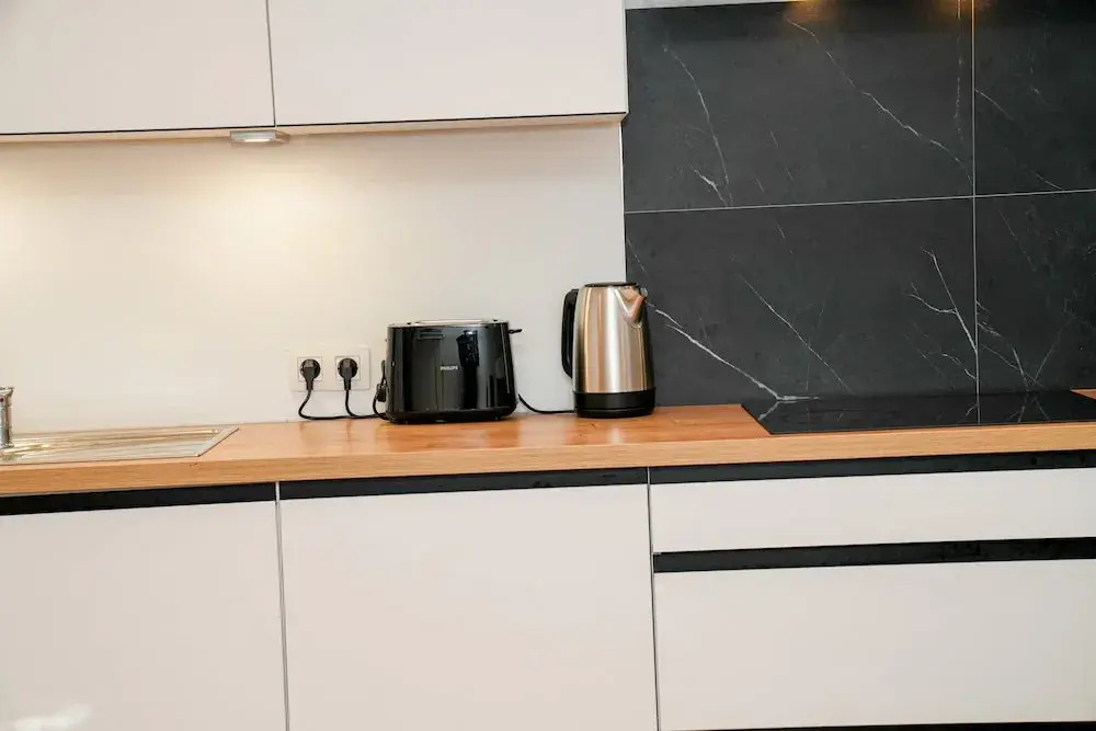 Modern 1BR 1LR Apartment Walk To Rabot