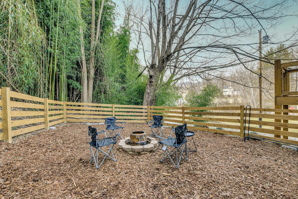 Walk to Main St! Mtn-view Getaway in Waynesville