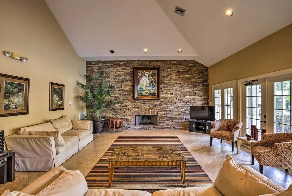 Modern Condo w/ Pool: 4 Mi to Clearwater Beach!