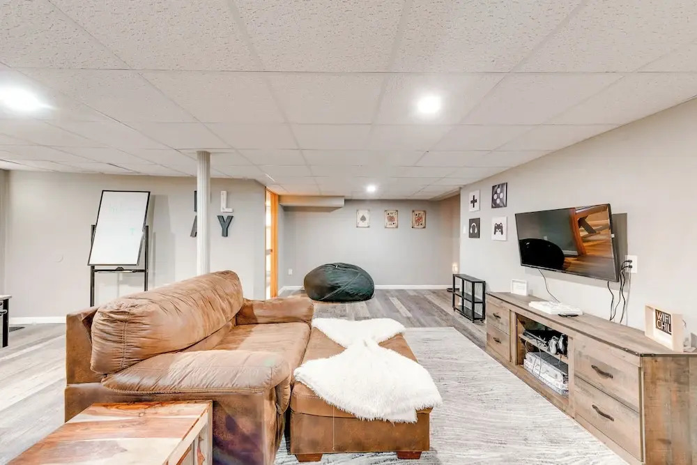 Pocono Lake House Hideaway: Hot Tub & Theater Room
