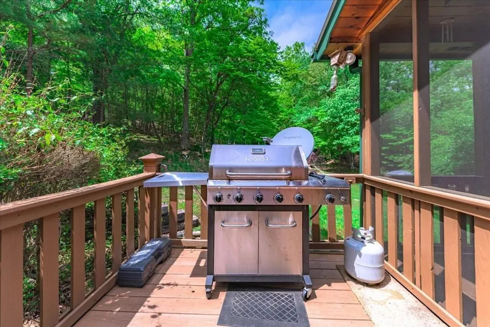 Elliotts Hideaway Adorable Cabin Fire pit hot tub Deck pet Friendly Wifi