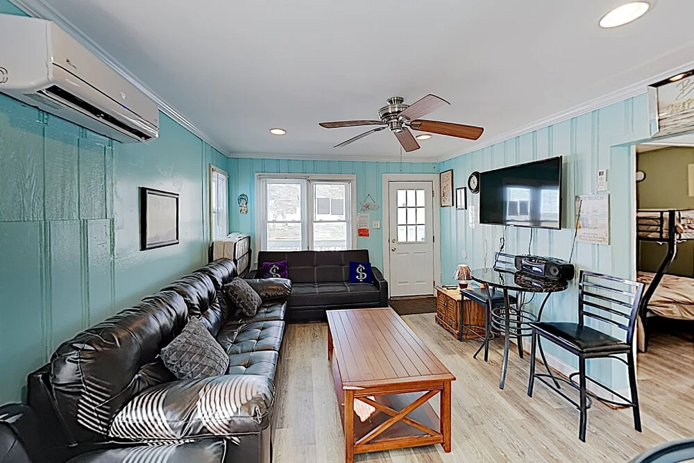 New Listing! Updated Apartment - Walk To Beach 3 Bedroom Apts