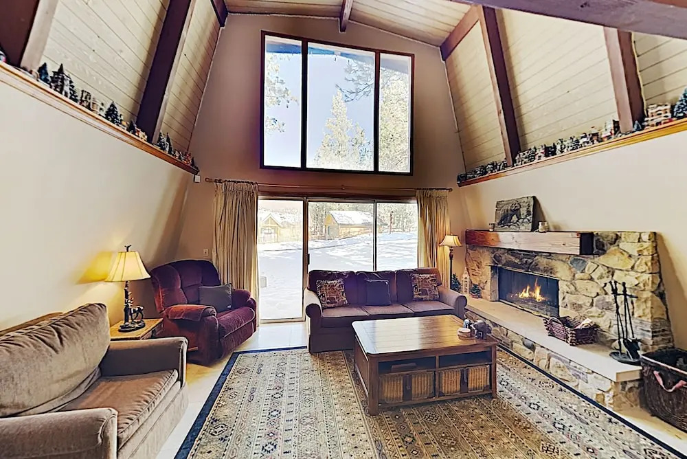 Cozy W/ Fireplace, Minutes To Skiing! 2 Bedroom Cabin