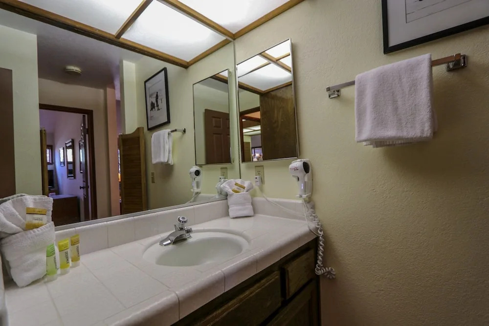 Aspen Creek #306 1 Bedroom Condo by RedAwning