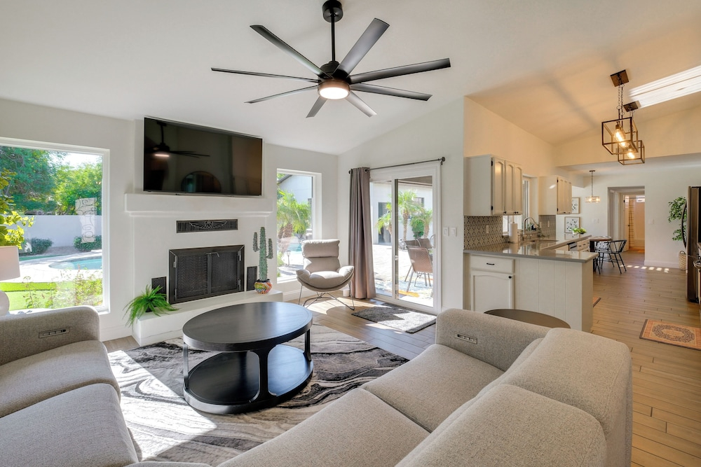 Heated Pool, Game Room: Family Home in Tempe!