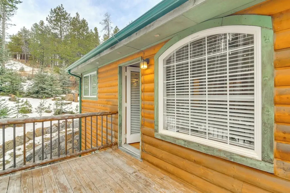 Wooded Retreat w/ Private Hot Tub in Evergreen