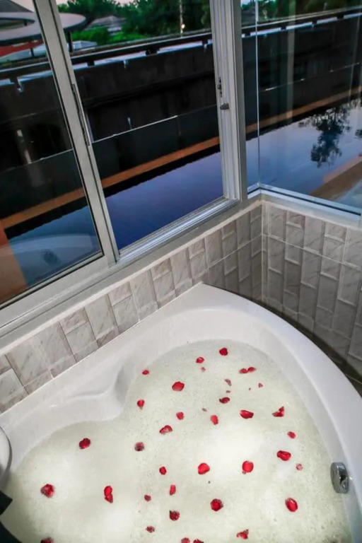 Elegant Pool Access Townhouse Near Beach