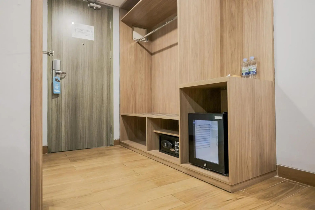 RedDoorz Premium near CBD Puri Indah